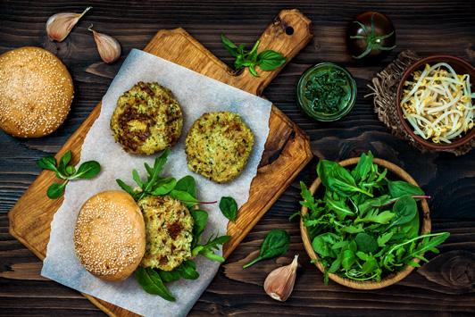 Hambúrguer de Quinoa e Beterraba INGREDIENTES 1 Beterraba grande 1 copo de quinoa Meio copo de sementes de Sésamo Meio copo de sementes de girassol 1 cebola pequena 1 molho de coentros 2 dentes de