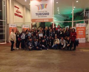 Festival de Turismo das Cataratas Grupo de alunos e servidores do Curso de Bacharelado em Turismo da UFPEL com a
