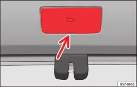 Se a porta da mala estiver aberta ou mal fechada, surgirá o correspondente aviso no visor do painel de instrumentos.