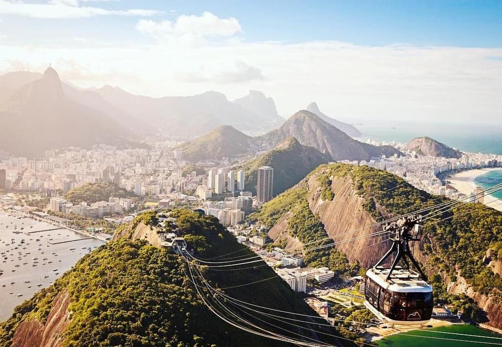 6 Visite du mythique Pain de Sucre, Montée en téléphérique. Vous apprécierez la superbe vue sur Rio de Janeiro et la baie de Guanabara. Transfert et ascension en téléphérique du célèbre PAIN DE SUCRE.