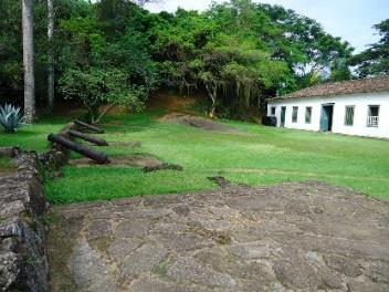 Paraty e Patrimônio P araty guarda memórias de tempos que se sobrepõem nos revelando em seu traçado singular histórias de conquistas, riquezas e também de falência e esquecimento.