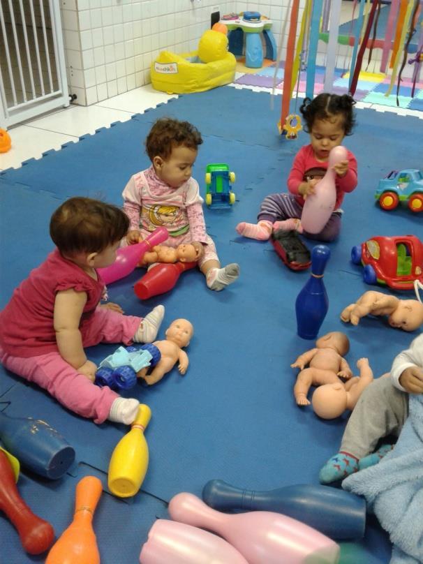 22037 Fonte: arquivo das autoras As atividades da brinquedoteca propostas para os bebês do berçário são realizadas na sala de referência.