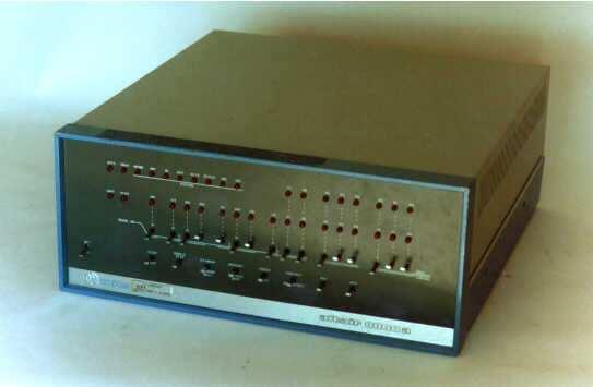 Altair 8800: Criado em 1975; Primeiro computador pessoal portátil, produzido para