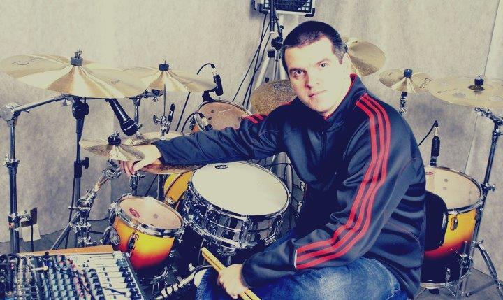 Professor: Fábio Schneider Baterista, percussionista e professor de bateria com mais de 25 anos de experiência no ramo didático.