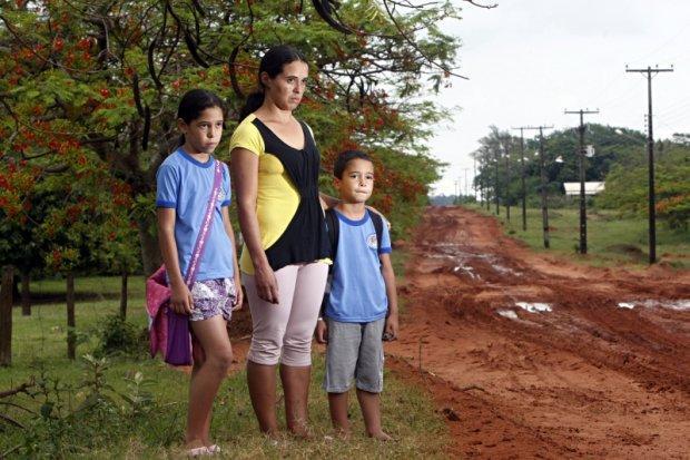 Sem transporte Em dias de chuva forte, a Escola Municipal 9 de Maio, em Alto Paraíso, fica com as salas de aula quase vazias.