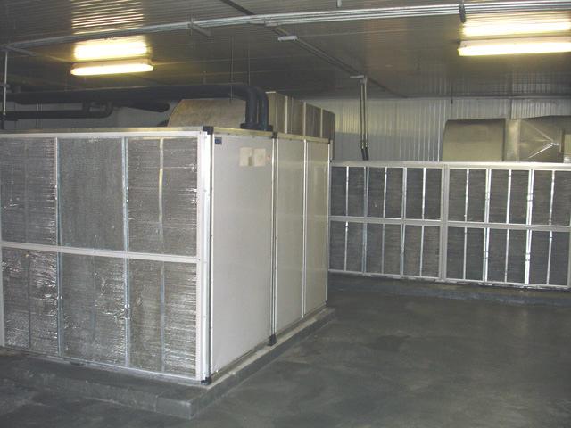 8 Figura 5. "Fan-coil" A identificação, capacidades nominais e a área servida pelos condicionadores de ar tipo fan-coil encontram-se no Anexo A. 2.
