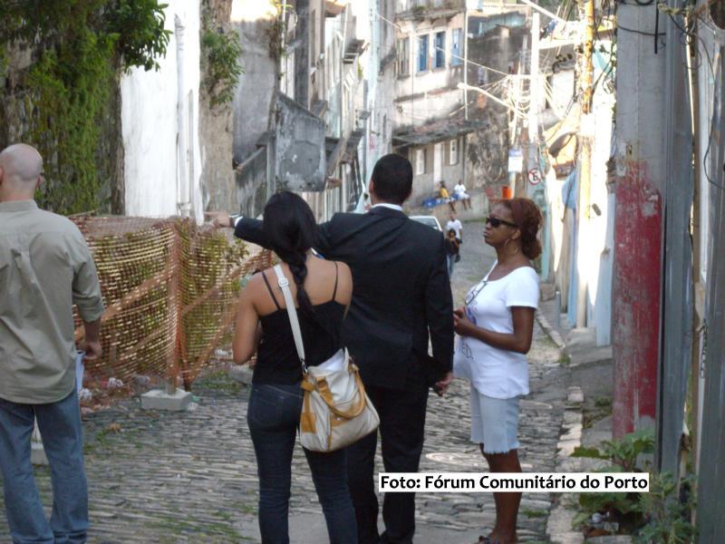 Equipe do NUTH/DGPE conversando com moradores na