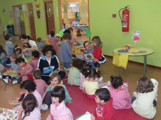 O venres 15 celebramos na escola A FESTA DO LIBRO na que compartimos entre todos,no patio da escola, os libros que trouxeron das casas. Foi unha experiencia enriquecedora para todos!