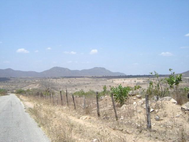 São José da Tapera- AL (cont.) Um estrada de terra acompanha a base da serra desde o asfalto até final da formação.