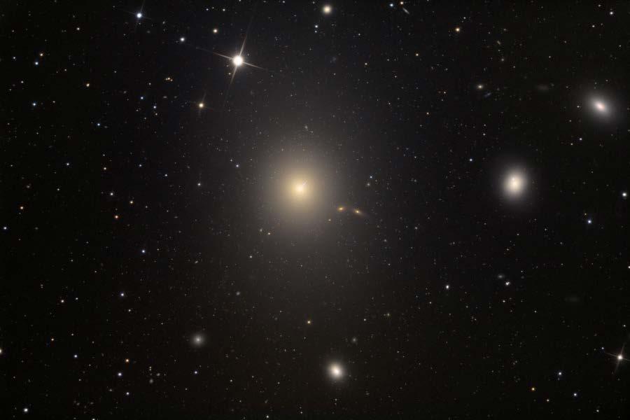 Figura 03.04.04: Foto de parte do aglomerado de Virgem, tendo a galáxia elíptica M87, no centro da imagem. A galáxias está localizada a 50 milhões de anos-luz da Terra.