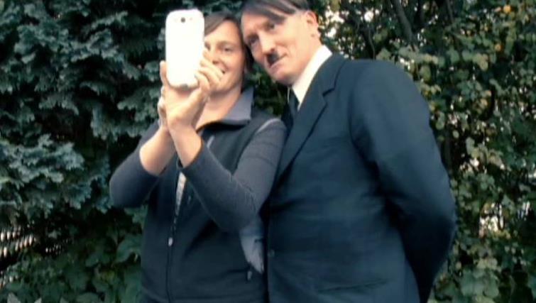 O personagem de Hitler é visto inicialmente como um comediante que se recusa a sair do papel.