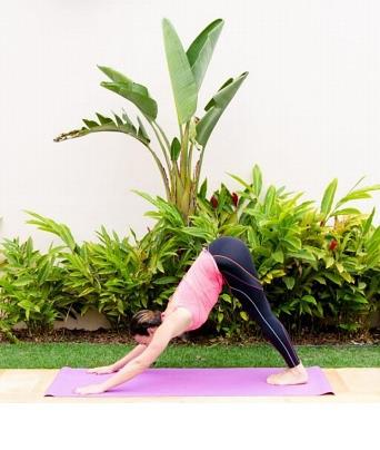 ADHO MUKHA SVANASANA: Coloque-se na posição de prancha e tracione as costas para cima até sentir seus quadris elevados, tracione os calcanhares para baixo tentando aproximar do solo e baixe a cabeça