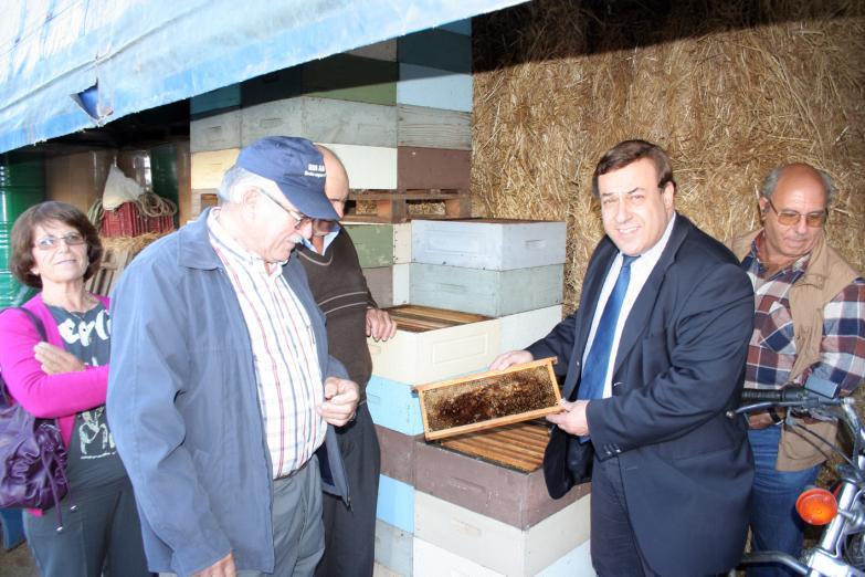 O deputado algarvio, que esteve acompanhado pelo presidente da Junta de Freguesia de Salir, Deodato João, ficou mais consciente da importância da apicultura como actividade complementar para o