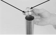 RODA DIANTEIRA/SUSPENSÃO/SISTEMA DE DIREÇÃO NX-4 FALCON Cubra o novo anel de vedação com o fluido para suspensão e instale-o na ranhura do parafuso superior do garfo.