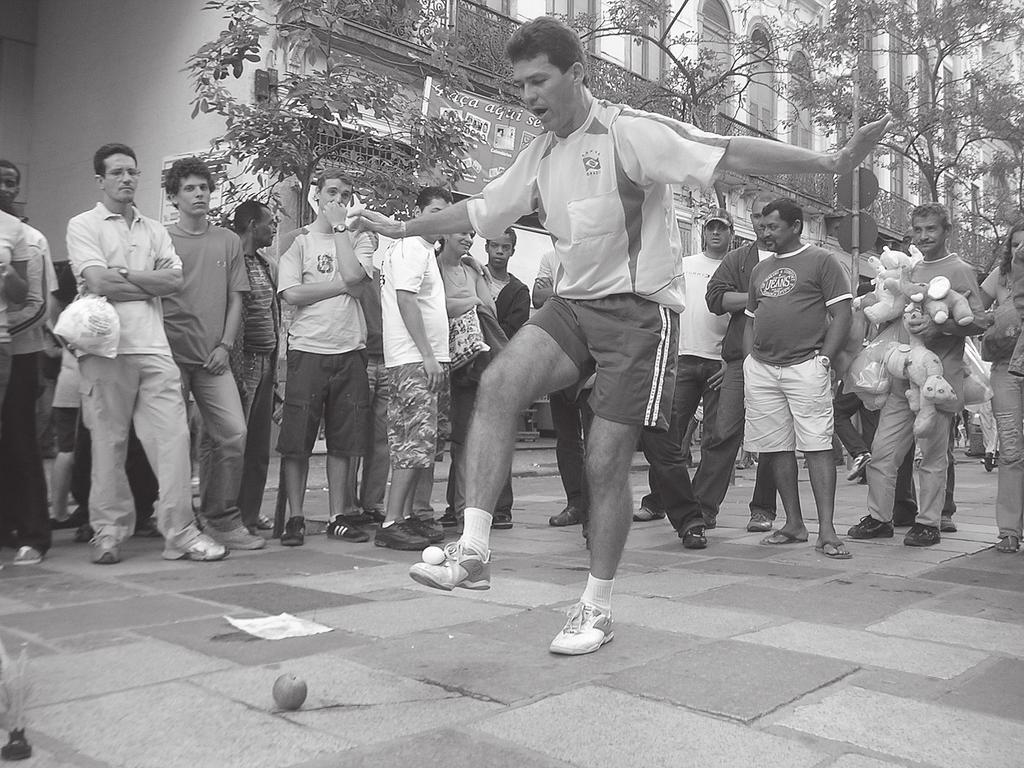 Marcelo equilibra o ovo cru: mais um dos objetos usados para fazer embaixadinhas Muitos deles trabalham no Largo da Carioca, Centro do Rio, onde o fluxo de pessoas é intenso.
