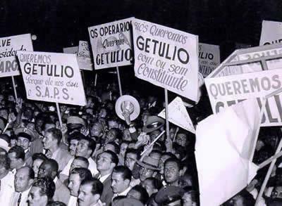 ESTADO NOVO (1937-1945) PROCESSO DE REDEMOCRATIZAÇÃO 1942: Sociedade dos Amigos da América (RJ) 1943: Manifesto dos Mineiros (MG) 1945: I Congresso Brasileiro de Escritores