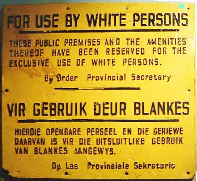 O regime colonial estabelecido era essencialmente racista, em que uma minoria branca suprimia violentamente a maioria negra, sendo, a partir