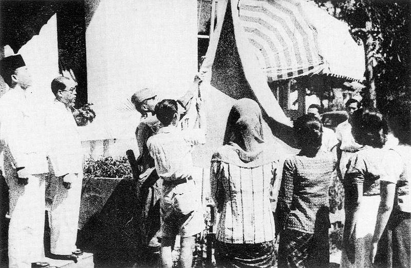 Em 1945, com a derrota do Japão na 2º Guerra Mundial, foi declarada a independência da República Indonésia, mas a Holanda não a reconheceu e iniciouse um período de lutas entre o exército holandês e
