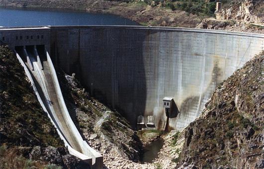 encontrando-se a barragem no ponto de coordenadas geográficas 7º 42 29 (W) e 41º 8 32 (N).