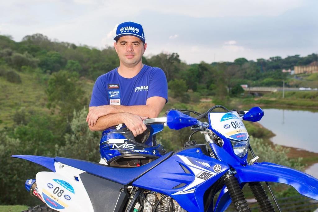 FOTOS: D Fotos TALENTO E GARRA, A RECEITA DE UM CAMPEÃO Rodrigo Khezam é paulista, tem 33 anos, e começou cedo no off-road, mais especificamente como navegador de seu pai, aos 11 anos de idade.