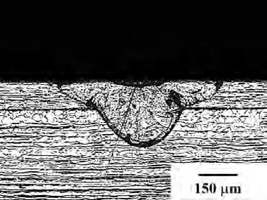 Figura 4. Secção transversal da amostra soldada com 2,0 J. A Figura 5 mostra macrografias da secção transversal das juntas sobrepostas soldadas com laser pulsado com energias (E p ) de 1,5 a 3,0J.