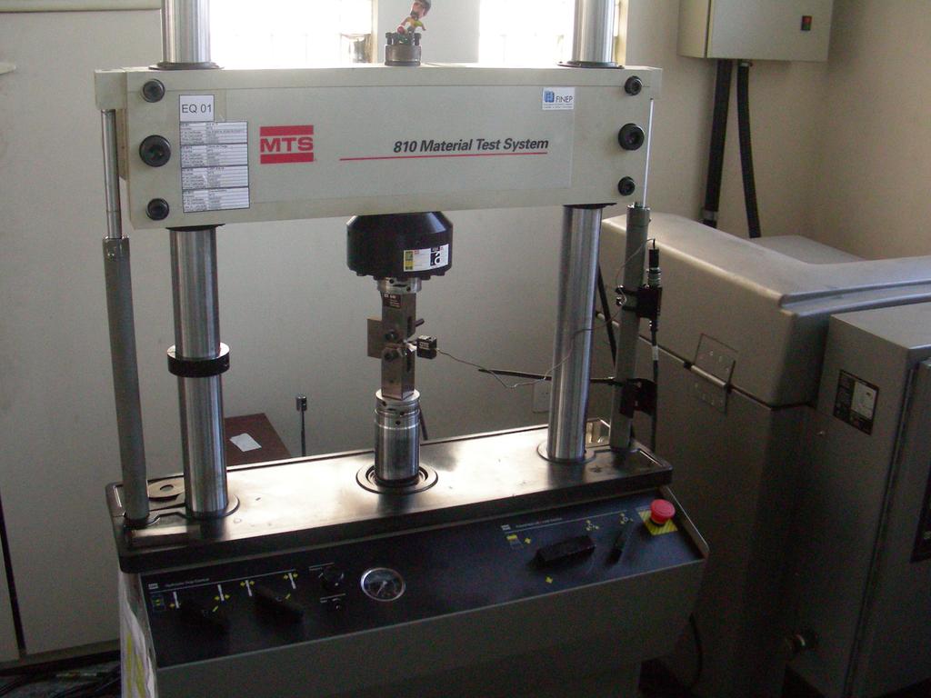 Figura 17: Máquina universal de ensaio de fadiga com dispositivo de fixação de ensaio em detalhe. 3.