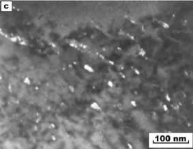 Figura 25 Imagens feitas em Microscópio Eletrônico de Transmissão mostrando a) carbonetos tipo η, b) carbonetos tipo ε e c) carbonetos tipo χ Fonte: Pérez et al.