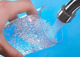 A água é o recurso mais abundante no Planeta Terra, porém apenas 0,007% está disponível para o consumo humano.