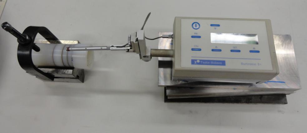 O rugosimetro e o suporte para fixação da peça utilizados na medição são mostrados na figura 23.