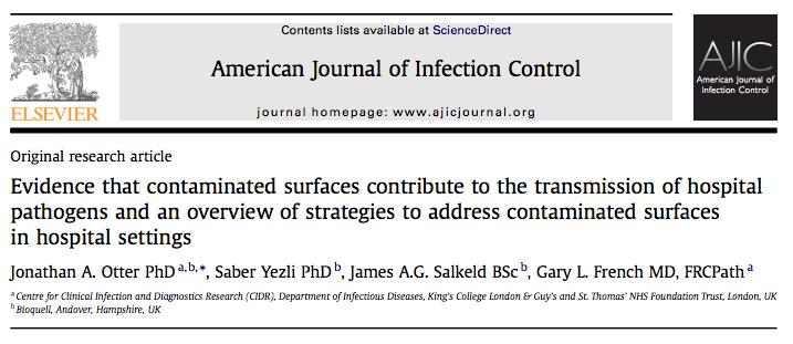 Evidências de que as superfícies contaminadas contribuem para a transmissão de patógenos hospitalares.