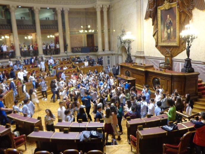 Mais pequena que a sala principal, a Sala do Senado recebeu o Parlamento dos Jovens durante muitos anos, é acolhedora, mas imponente.
