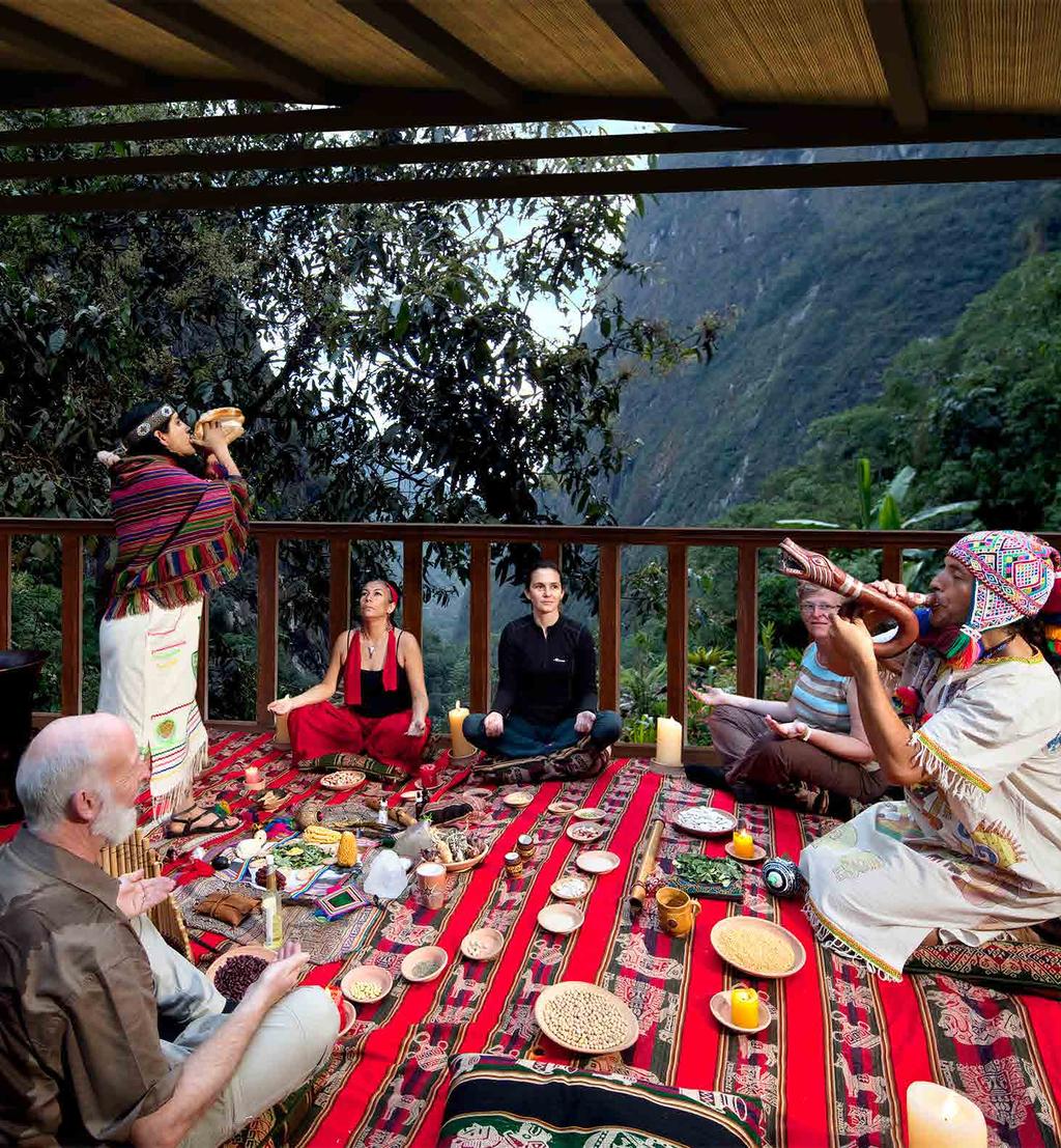 RITUAL DE PAGAMENTO À TERRA Outra atividade que continua sendo uma característica do hotel Sumaq Machu Picchu, por sua impecável promoção da cultura andina do Peru em seus visitantes, é o ritual