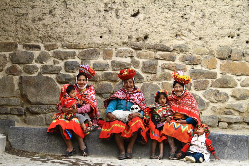 - OLLANTAYTAMBO: A zona arqueológica de Ollantaytambo é outra obra monumental da arquitetura incaica, com os enormes poliedros que formam muros e portais trapezoidais de templos, terraços, etc.