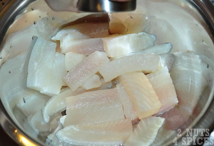 Pegue os filés de peixe e corte-os em tirinhas do tamanho e espessura de um dedo, ou um