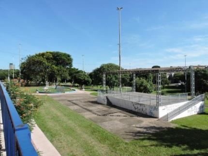 Figura 3: Parque do Povo, com detalhe do palco para shows, fonte com a concha acústica ao fundo, além da pista de skate.