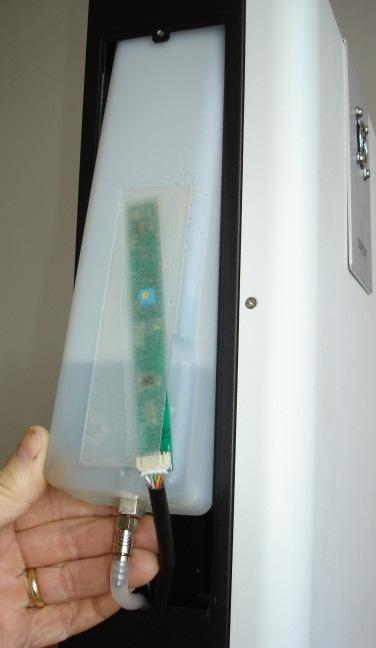 Modelo com Garrafa de Fluído O Smoke Screen tem um reservatório de fluido de um litro substituível que é acessado através da remoção da tampa no lado direito da unidade.