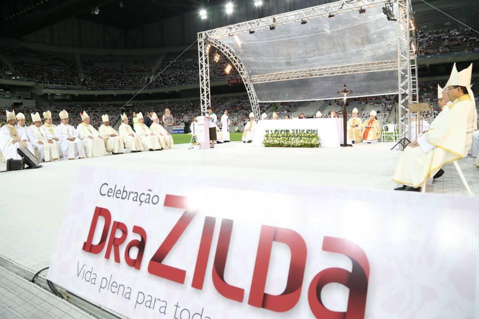 200 MIL PESSOAS PEDEM A BEATIFICAÇÃO DE DRA. ZILDA ARNS NEUMANN Moção de apoio ao pedido de abertura do processo de beatificação foi entregue à Arquidiocese de Curitiba. Na Celebração Dra.