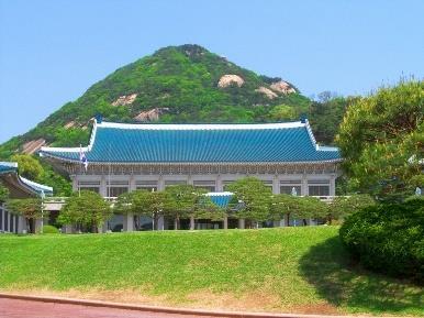 ) SEOUL Pequeno-almoço no hotel e dia inteiramente dedicado à visita da cidade de Seoul: a Porta de Gwanghwanum, que se tornou um dos principais pontos de defesa do Palácio de Gyeongbok.