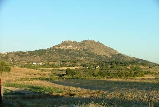 Paragem 6 Monte-Ilha de Monsanto O Monte-Ilha de Monsanto, geomonumento do Geopark Naturtejo, constitui um relevo com 758m de altitude máxima, que emerge bruscamente de uma superfície aplanada com