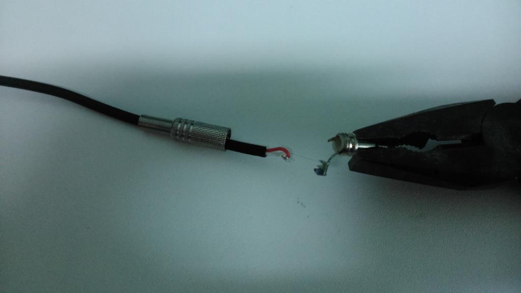 Figura 12 - Soldando os fios no Plug Já com os fios desencapados e com solda no Plug, solde os