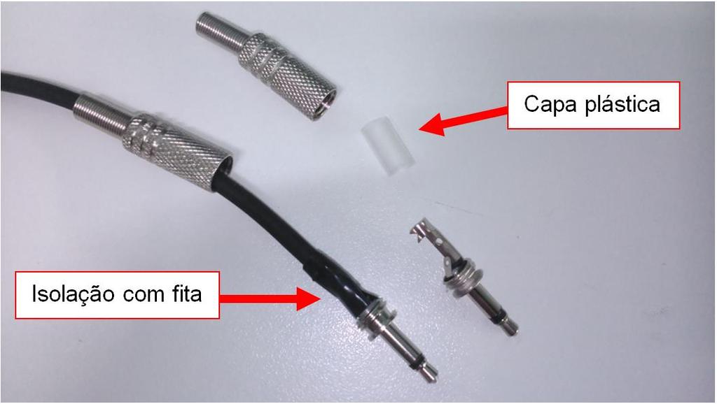Observe essas situações na Figura 15. Figura 15 - Isolamento do conector por meio de fita e com capa plástica Fixe a outra extremidade do fio no CD que possui duas membranas.