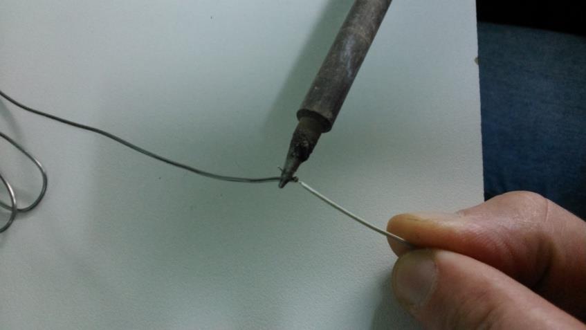 Desencape os fios cerca de 5mm nas quatro extremidades aplicando estanho em todas elas, como