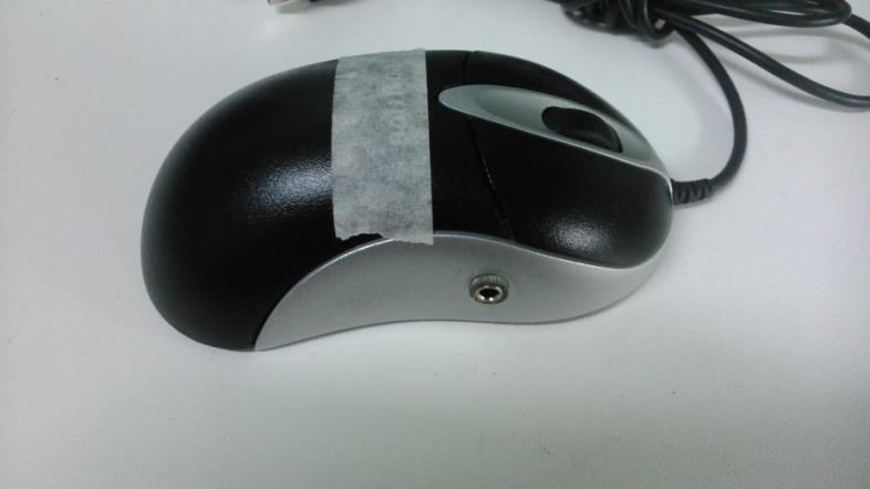 Figura 31 - Mouse com o adaptador para receber um acionador Nessa seção foi apresentada a adaptação de um mouse convencional para que o acionador de CDs pudesse realizar o clique esquerdo do mouse.