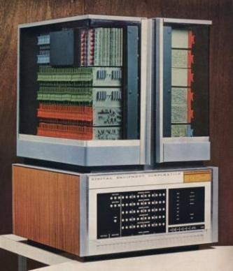 Segunda Geração (1959-1964) PDP-8 foi um dos minicomputadores mais conhecidos da segunda geração.