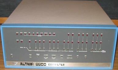 Quarta Geração (1970 - Até hoje) Altair 8800 O Altair 8800 lançado em 1975, revolucionou tudo o que era conhecido como computador até aquela época.