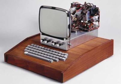 Quarta Geração (1970 - Até hoje) Apple I Por isso, em 1976, foi lançado o Apple I que pode ser considerado como o