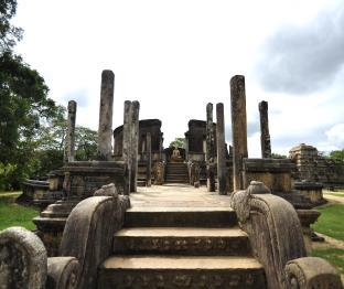 jardim de especiarias e estufa de orquídeas. Após a visita, partida para Sigiriya. Chegada e visita a Sigiriya, considerada Património da UNESCO, e à qual se acede após uma subida de 1200 degraus.