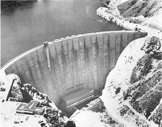 21 A curvatura em uma barragem em arco (figura 7) tem como objetivo transmitir esforços da pressão d água para as ombreiras das encostas, reduzindo as solicitações na vertical.