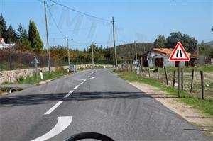 Ao circular nesta ponte estou proibido de: Circular com velocidade moderada. Circular o mais próximo possível do passeio. Efectuar a manobra de marcha atrás.