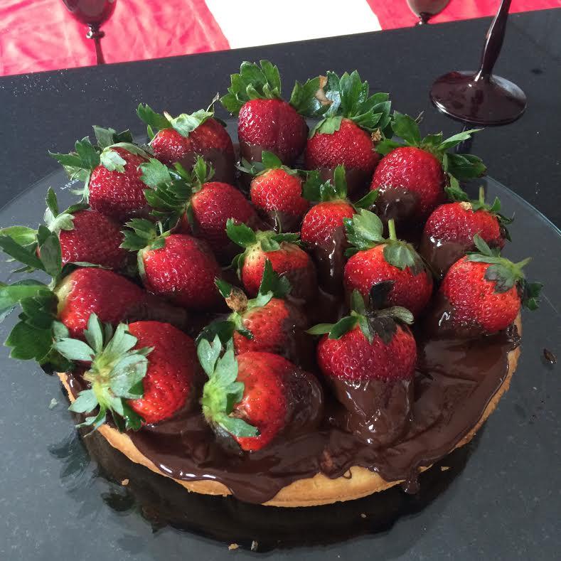 frutas (utilizamos: amoras, blueberries/mirtilos e morangos)! TEMPO: 2 horas DIFICULDADE: média CUSTO: $$ Naked Cake com Morangos Fondue de chocolate e Olá, Hoje a receita é deste bolo delicioso!